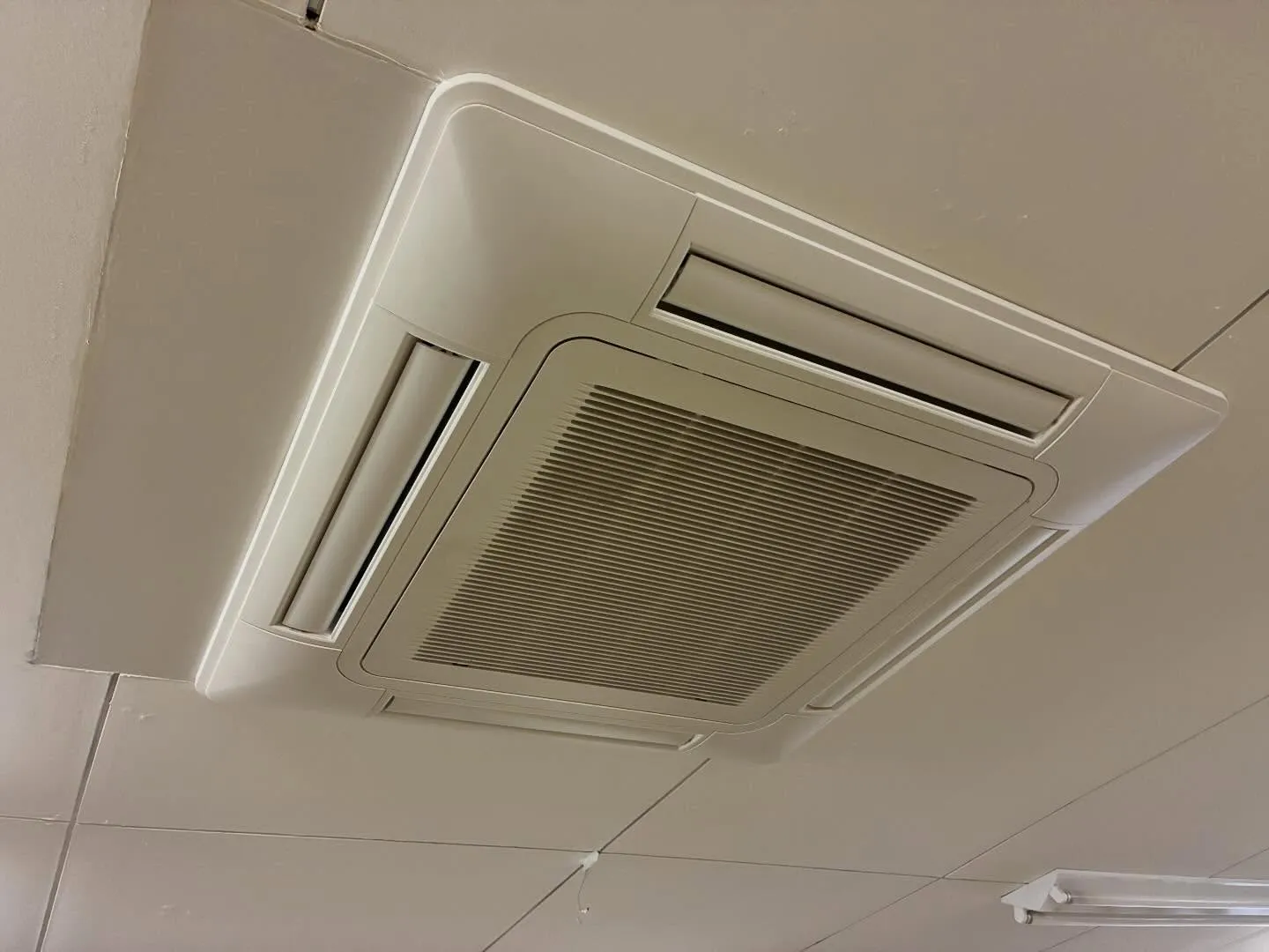 業務用エアコン入替工事完了しました❄️